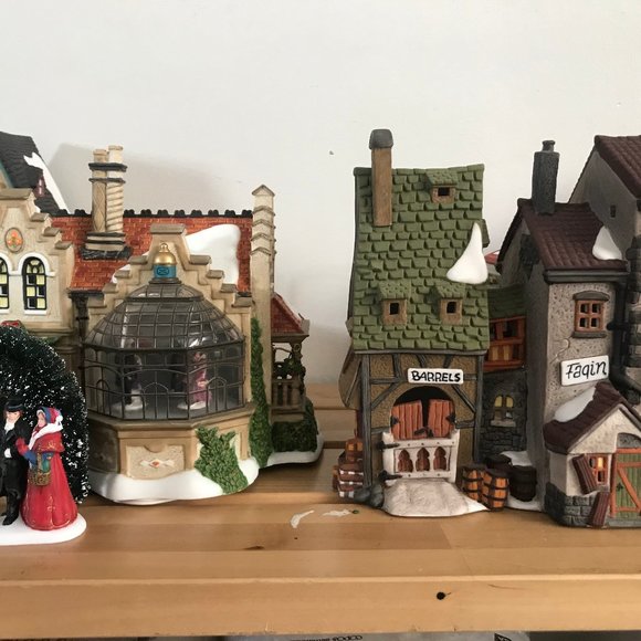 The Heritage Collection Dickens Village Series Ceramic Village with Accessories - Picture 4 of 7